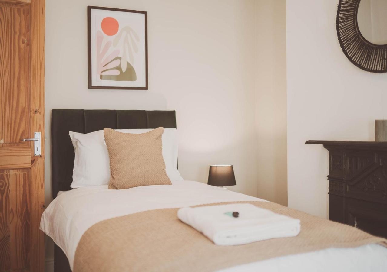 Cosy 5Bed 2Bath Well Equipped House In Coventry City Near Amenties Makes Great Digs, Wi-Fi, On Street Parking, Smart Tvs In Rooms, Coop Shop 2Mins Walk Esterno foto